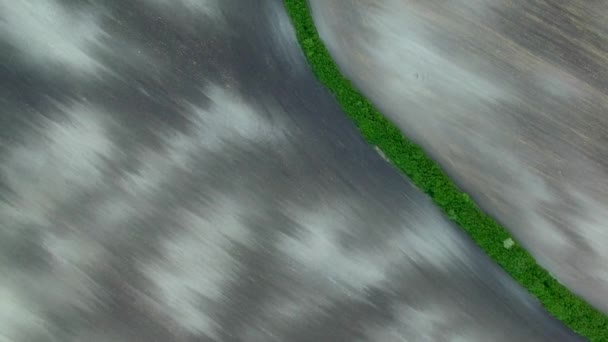 Textura do campo arado, borda verde da visão aérea 4k entre dois campos arados antes do plantio . — Vídeo de Stock