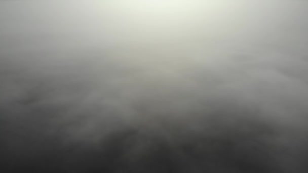 Survoler les nuages. Vidéo filmée par drone tôt le matin. Smog au-dessus de la ville. Images en temps réel . — Video