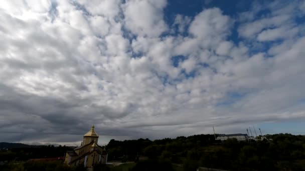 Time lapse: de zon verscholen achter pluizige wolken vliegen in de lucht. — Stockvideo