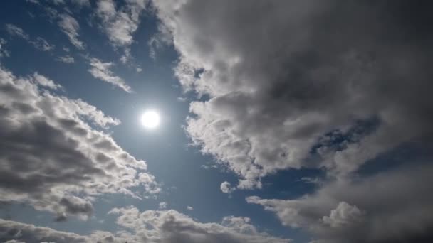 Lapso de tempo: raios de sol freio através de nuvens fofas voando no céu . — Vídeo de Stock