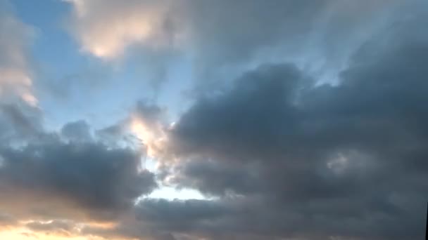 Time lapse: hermosas nubes multicolores flotan en el cielo — Vídeos de Stock
