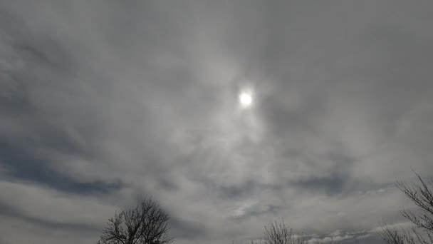 Time lapse: hermosas nubes humeantes en el cielo cubren el sol . — Vídeos de Stock