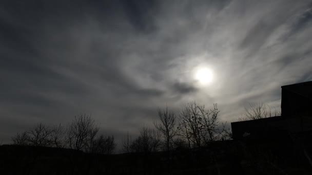 Lapso de tempo: belas nuvens fumegantes no céu estão cobrindo o sol . — Vídeo de Stock