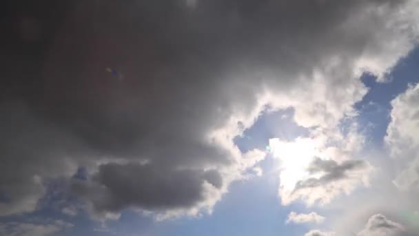 Time lapse : nuages orageux couvrent le soleil et faire une brève neige .