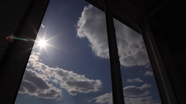 Increíble lapso de tiempo: el sol aparece en la ventana en el fondo con nubes esponjosas — Vídeos de Stock