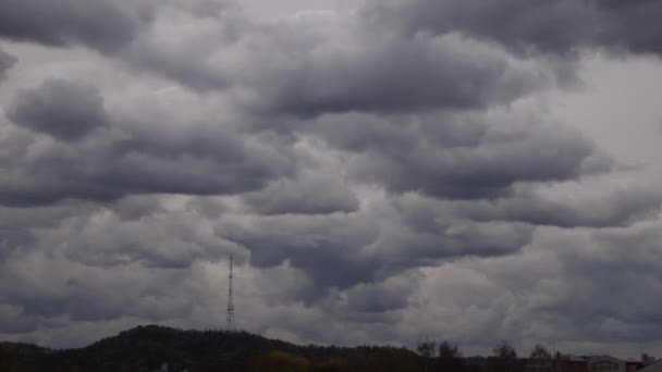 Lapso de tempo 4K: torre de televisão e belas nuvens fofas flutuando perto . — Vídeo de Stock