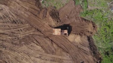 İnşaat alanındaki buldozer düzleştirme yüzeyinin üst hava görüntüsü
