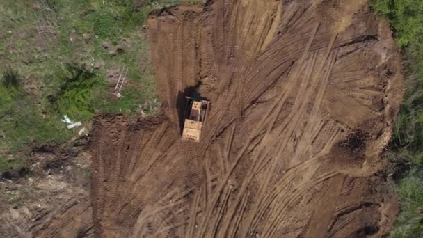 Vue aérienne supérieure de la surface d'aplatissement du bulldozer sur d'autres chantiers de construction — Video