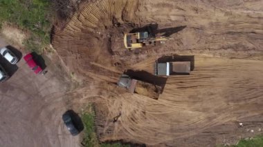 Hava üst görünümü: zemin dökmek için geri geri hareket eden toprak yüklü bahşiş veren