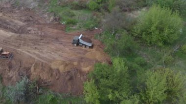 Havadan çekim: Bahşiş veren yere toprak döker İnşaat evi için hazırlanır.
