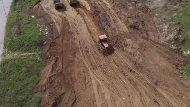 Vista aérea de la superficie de aplanamiento de la excavadora en obras posteriores — Vídeo de stock