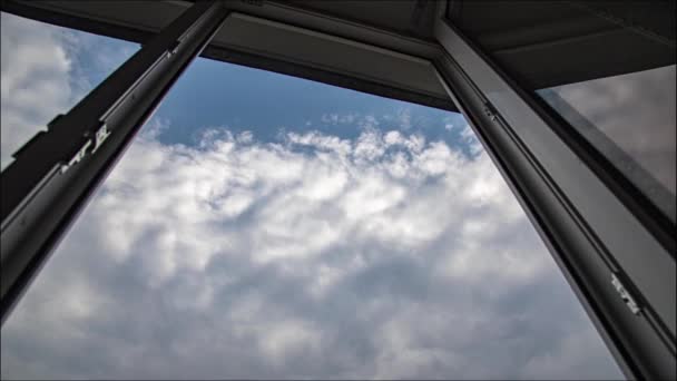 Incrível Lapso Tempo Ver Através Janela Nuvens Fofas Flutuando Pelo — Vídeo de Stock