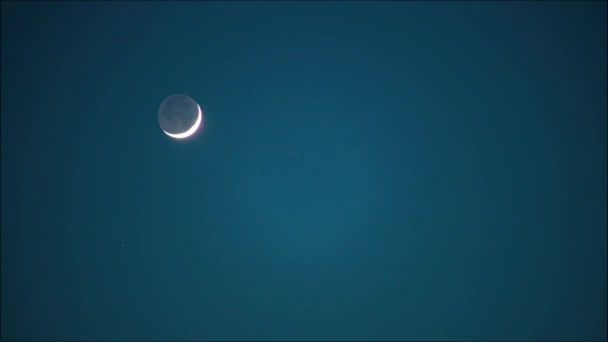 Time lapse jour à nuit : la lune flottant le ciel 4K 