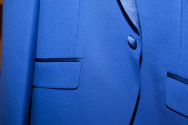 Mavi ceketin sağ cebindeki detaylar.