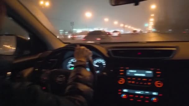 Kobieta jeździ za kierownicą samochodu w nocnym mieście — Wideo stockowe