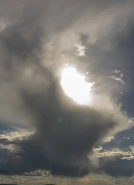 The sun making its way through the rain cloud — Stock Photo, Image