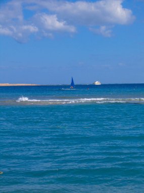 Mısır resifinde kızıl deniz, mavi yelkenli ve beyaz yatlı yelkenli.