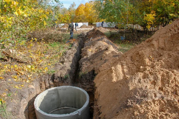 Der Bau des Kanals zum Haus lizenzfreie Stockbilder