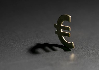 siyah bir zemin üzerine altın euro simgesi