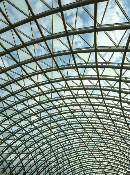 Mimari, yarımküre, alışveriş merkezinin cam çatısının metal yapısı..