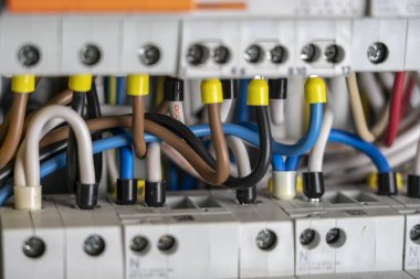 Terminaller, bağlantılar, elektrik santralindeki devre kesiciler güvenli bir elektrik kaynağı sağlıyor