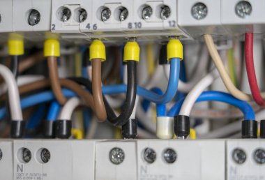 Terminaller, bağlantılar, elektrik santralindeki devre kesiciler güvenli bir elektrik kaynağı sağlıyor