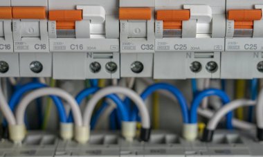 Terminaller, bağlantılar, elektrik santralindeki devre kesiciler güvenli bir elektrik kaynağı sağlıyor