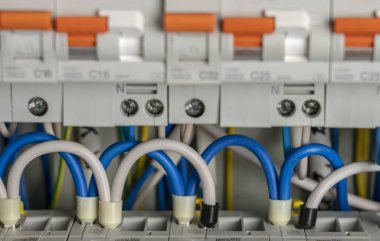 Terminaller, bağlantılar, elektrik santralindeki devre kesiciler güvenli bir elektrik kaynağı sağlıyor