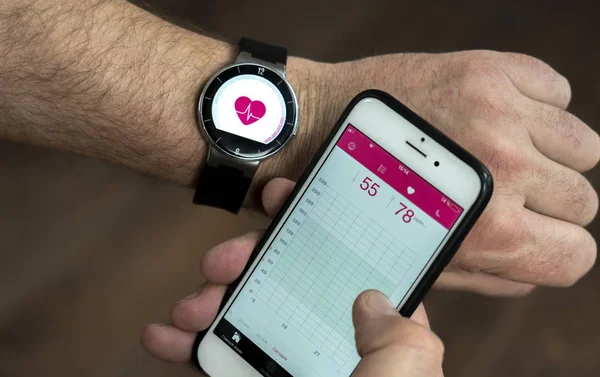 Akıllı saat ile kalp atış hızı ölçümü ve cep telefonuna transfer