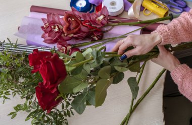 Çiçekçi kız buketi yapma süreci..