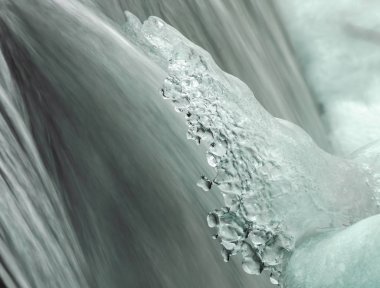 Kışın şelalenin bir parçası.