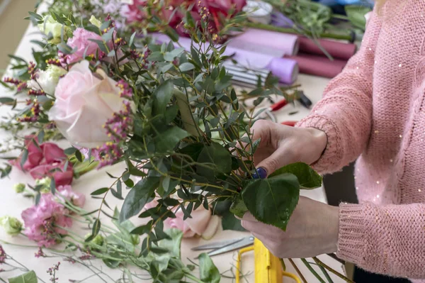 El proceso de hacer un florista de chica ramo festivo . — Foto de Stock