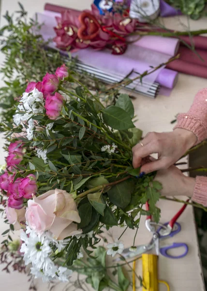 El proceso de hacer un florista de chica ramo festivo . — Foto de Stock