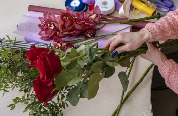 El proceso de hacer un florista de chica ramo festivo . — Foto de Stock