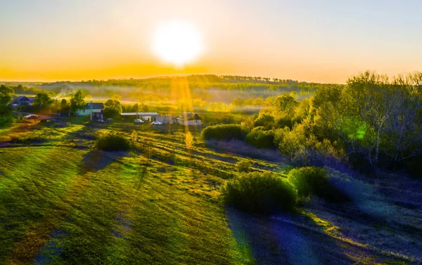 Primavera, amanecer sobre el pueblo todo bañado por el sol, niebla de la mañana, vista desde el quadcopter DJI — Foto de Stock