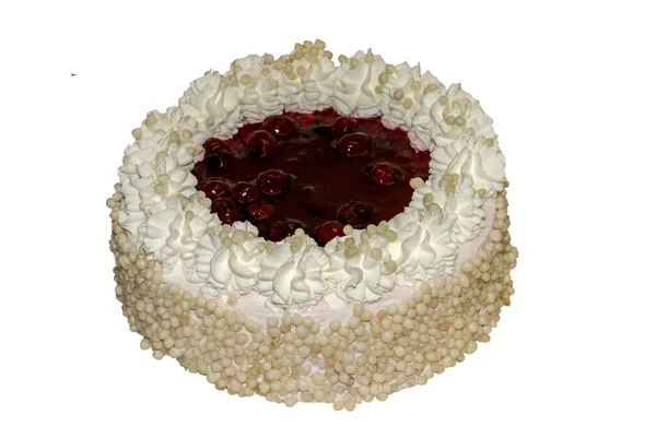 Kuchen mit Cognac und weißer Sahne mit Kirschen dekoriert — Stockfoto