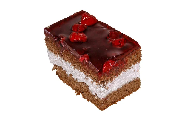 Bolo com bolo de esponja de chocolate chantilly e cerejas — Fotografia de Stock