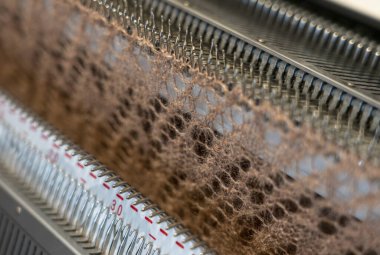 Manuel örgü makinesi. Bir örgü makinesi örme kumaşlar oluşturmak için kullanılan bir cihazdır.