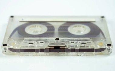 Beyaz arka plan üzerinde şeffaf ses kaseti