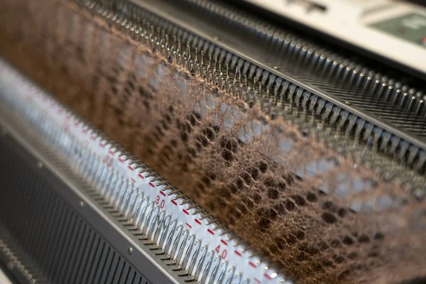 Manuel örgü makinesi. Bir örgü makinesi örme kumaşlar oluşturmak için kullanılan bir cihazdır.