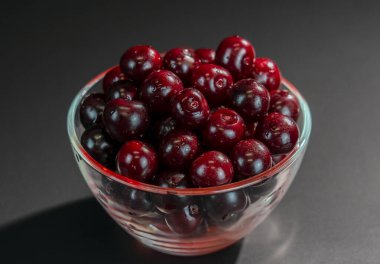 Siyah arkaplanda olgun kırmızı kiraz.