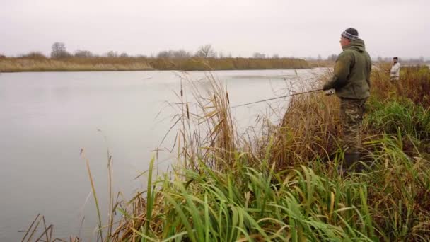 Otoño Pesca Lucio Pescador Lanza Una Cuchara Gira Carrete Giratorio — Vídeo de stock