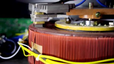 Operation of the autotransformer in the automatic voltage stabilizer when regulating the current voltage in the electric network