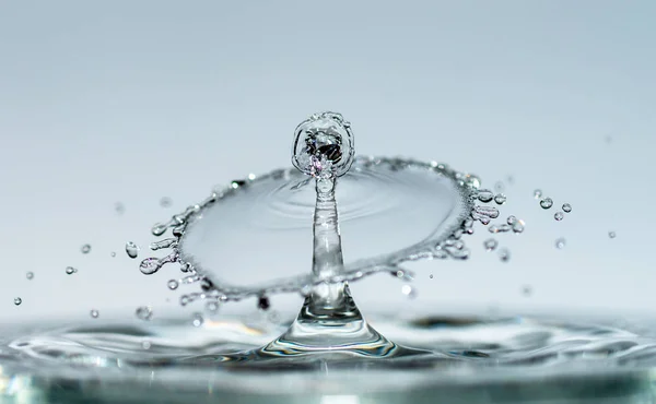 Gocce d'acqua formano sculture trasparenti ipnotizzanti nella forma — Foto Stock