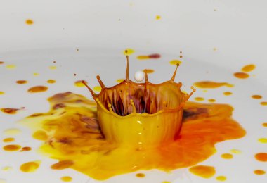 Taçlar ve renkli lekeler şeklinde rengarenk parlak boya patlamaları.