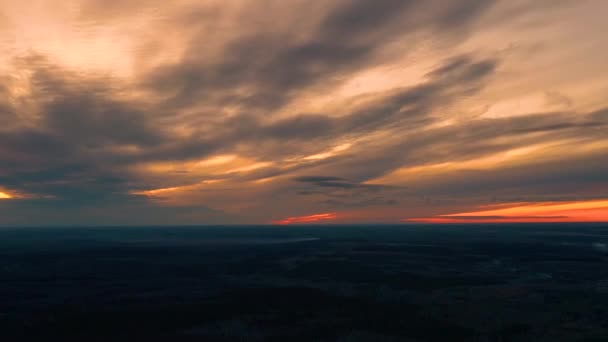 Timelapse βίντεο του ηλιοβασιλέματος πάνω από το δάσος και τον αυτοκινητόδρομο — Αρχείο Βίντεο