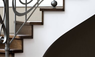 Çeşitli geometrik şekillerden yapılmış bir merdiven parçası, mimari tasarım..