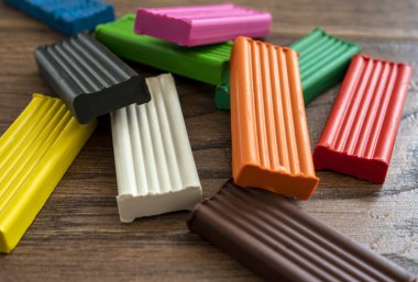 Modellik için çok renkli plastikler, yakın plan.