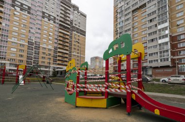 Lipetsk, Rusya, 03.31.2020, Covid-19 Coronavirus yüzünden, kentte kendi kendini izole eden bir rejim başlatıldı, tüm oyun alanları kapalı, sokakta hiç insan yok.