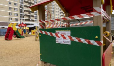 Lipetsk, Rusya, 03.31.2020, Covid-19 Coronavirus yüzünden, kentte kendi kendini izole eden bir rejim başlatıldı, tüm oyun alanları kapalı, sokakta hiç insan yok.